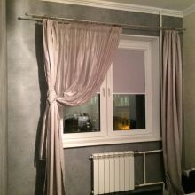 Пластиковое двустворчатое окно в спальне с рольшторами Пластиковое двустворчатое окно в спальне с рольшторами