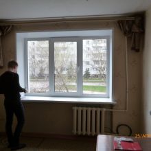 Стандартное трехстворчатое окно в гостиной Стандартное трехстворчатое окно в гостиной