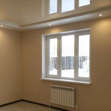 Отражение трехстворчатого окна стандартных размеров в натяжном потолке Отражение трехстворчатого окна стандартных размеров в натяжном потолке