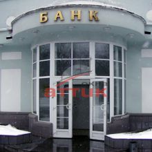 Пластиковый тамбур в банке Пластиковый тамбур с входной дверью в банке